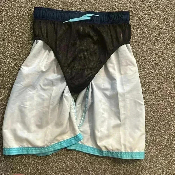 Boys large UNDER ARMOUR bathing suit - Picture 4 of 5